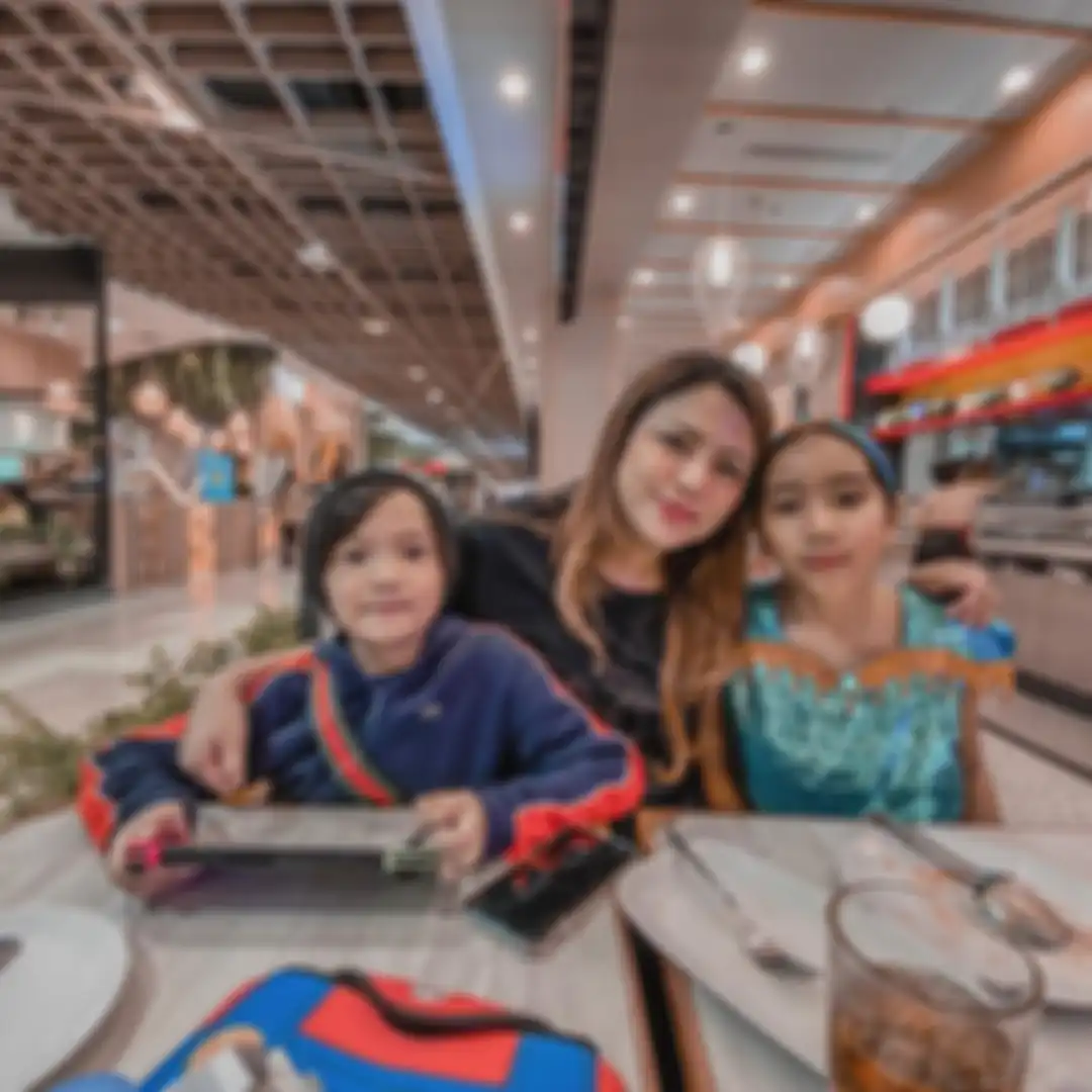 Istri Anji bersama putri tirinya, Leticia Charlotte