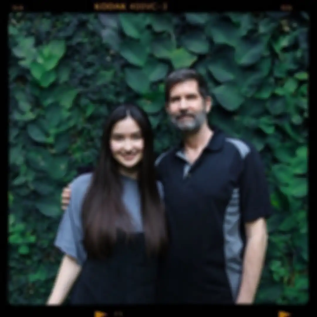 Andrew Hollis Dougharty, mantan suami bule Titi DJ bersama putrinya, Stephanie Poetri