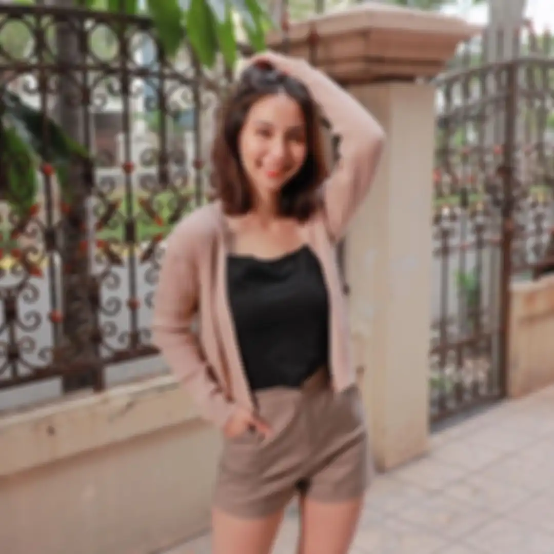 Outfit hitam ala pacar Joshua Suherman, Clairine Clay