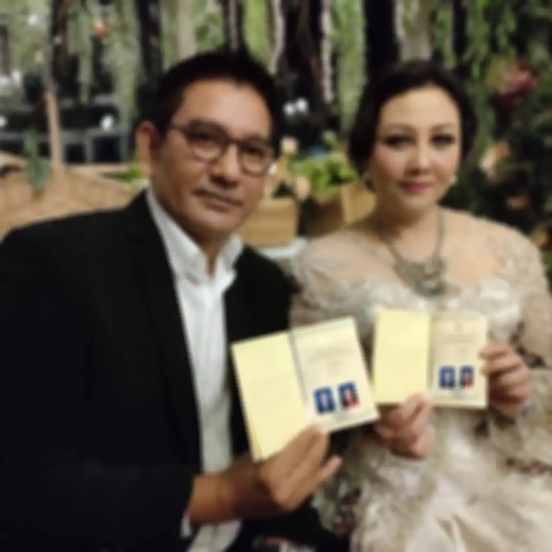 Tengku Resi dan suami pamer buku nikah 