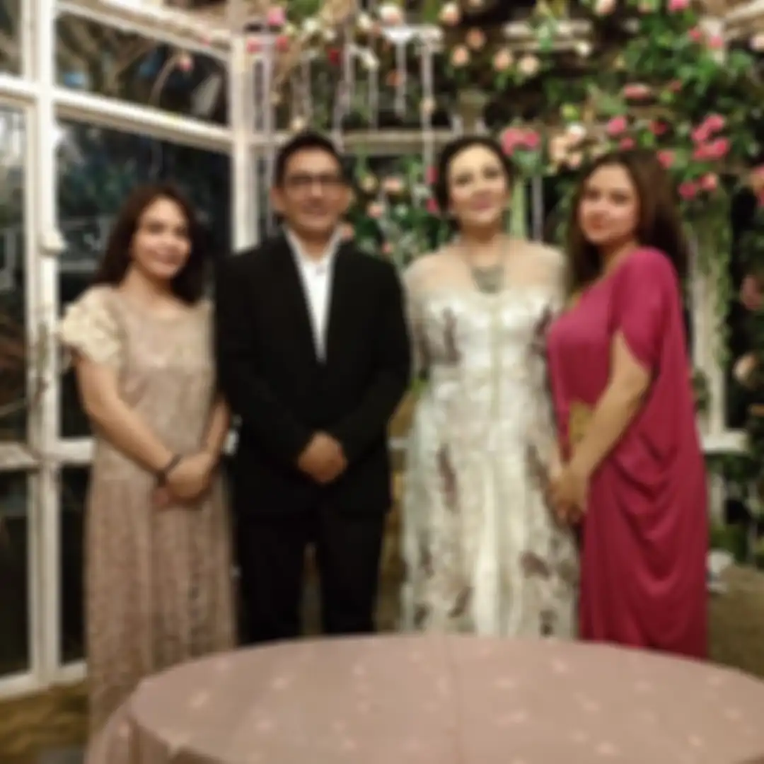 Tengku Resi berfoto dengan putrinya, sementara Aliando tak terlihat  