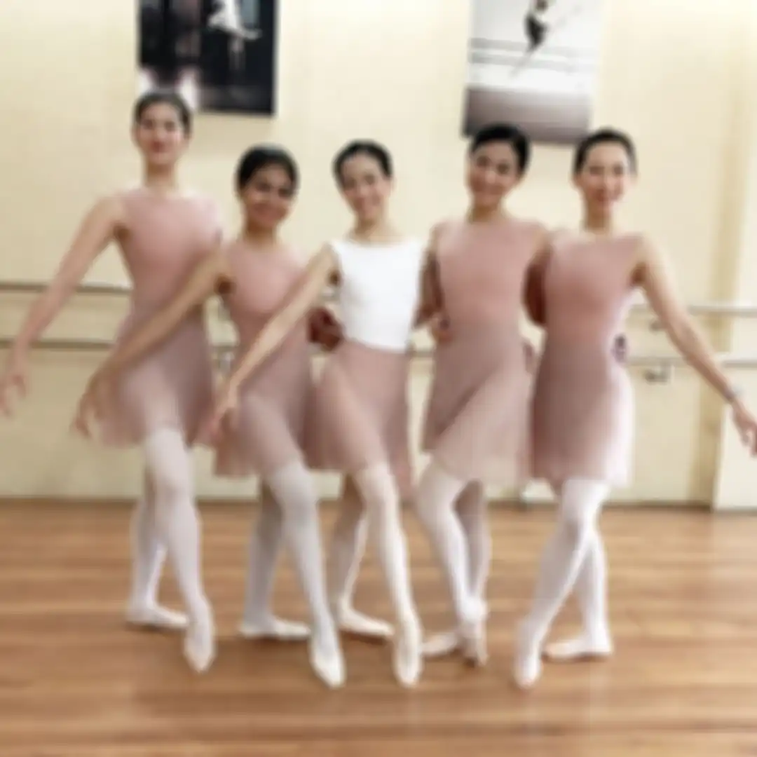 Citra Soeroso bersama teman-temannya sesama balerina 