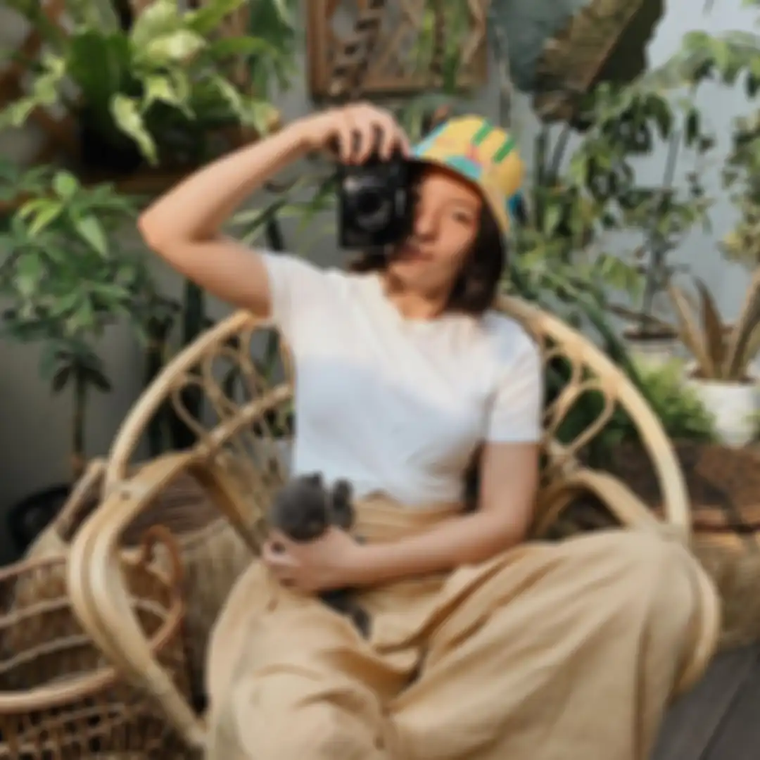 Style kece dengan atasan putih ala Shalom Razade