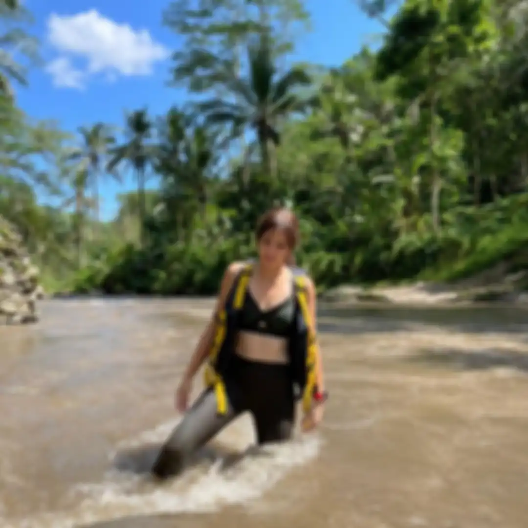 Nia Ramadhani saat berada di tengah sungai