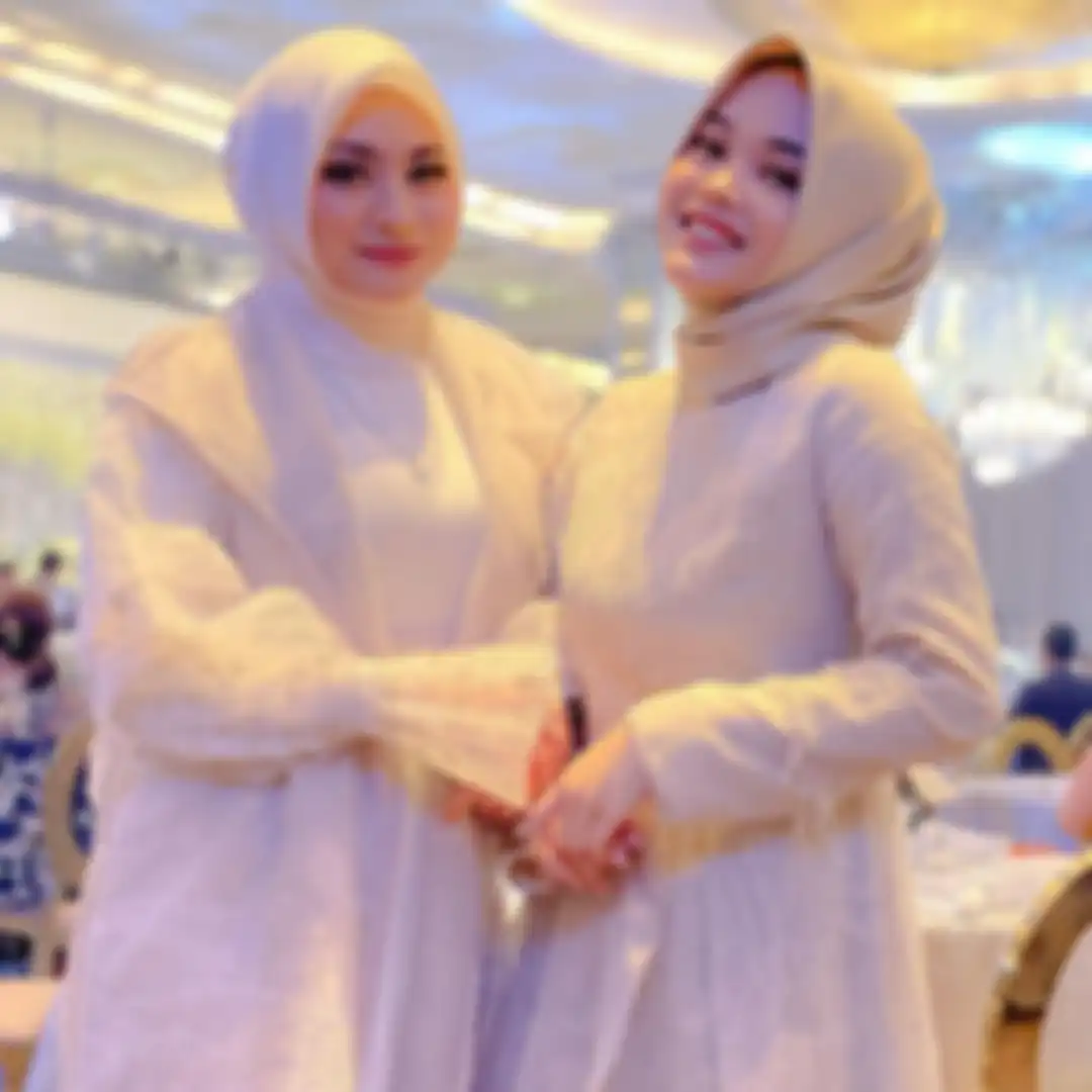 Dress hijab buat lebaran ala Putri Delina
