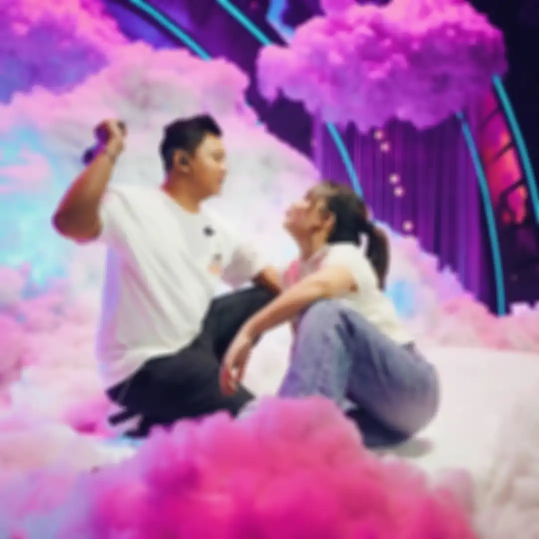 Foto mesra Denny Caknan dan Happy Asmara bikin baper. Kedunya tak sungkan umbar kemesraan di depan kamera. Ternyata mereka sudah dekat sejak lama.