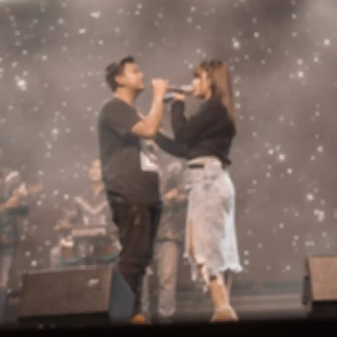 Foto mesra Denny Caknan dan Happy Asmara bikin baper. Kedunya tak sungkan umbar kemesraan di depan kamera. Ternyata mereka sudah dekat sejak lama.