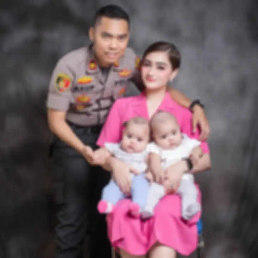 Foto cantik Cristina Laws, sosok istri perwira polisi yang bertugas di Polresta Samarinda viral mirip barbie hidup.