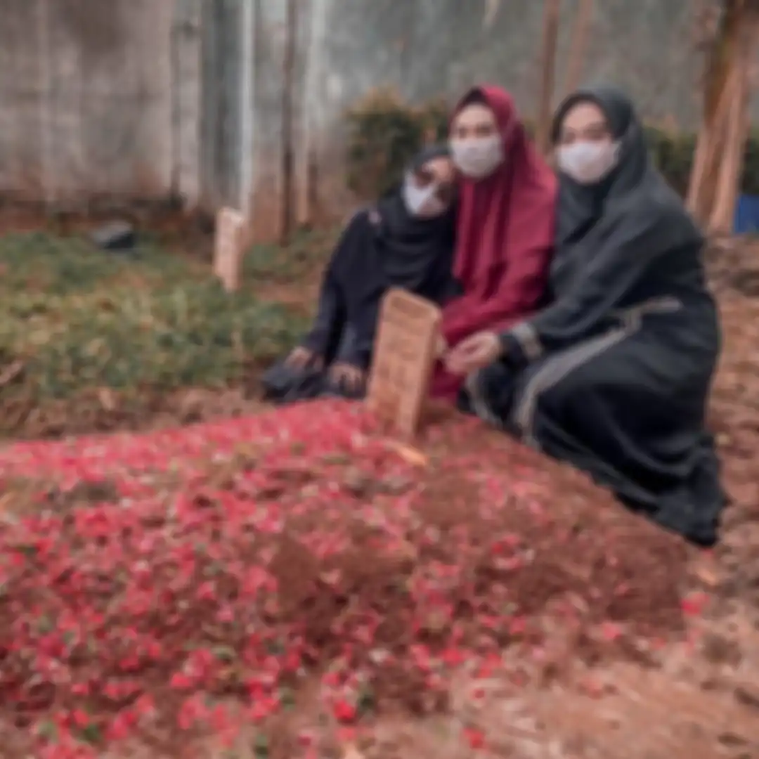 Foto Ria Ricis saat mengunjungi tanah makam sang ayahanda yang masih basah  bikin syok.