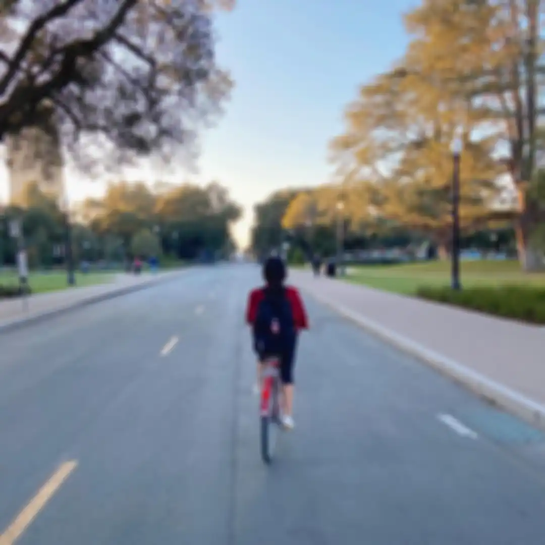 Foto pertama Maudy Ayunda berkeliling Stanford University pada September 2019. Pada 9 Juni 2021, Maudy Ayunda dinyatakan lulus kuliah S2 di sana.