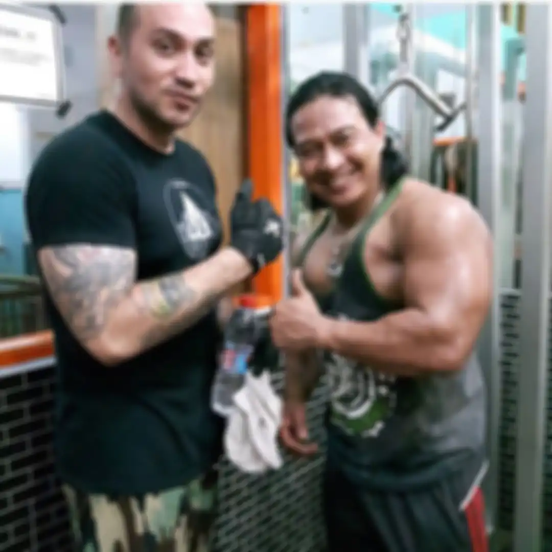 Foto terkini aktor Gary Iskak yang ogah hapus tato meski suah berhijrah bikin pasrah. Istrinya pun pasrah. 