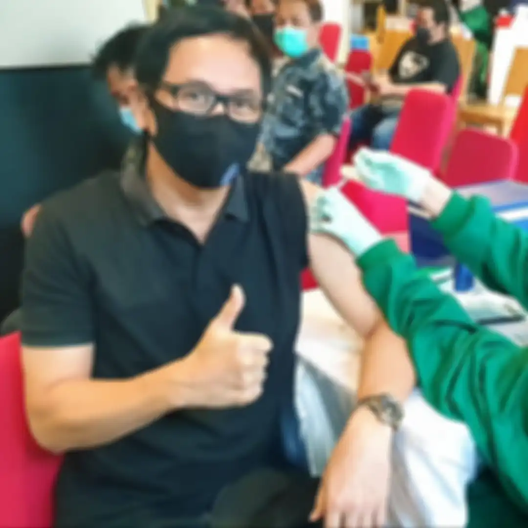 Musisi Addie MS saat mendapatkan vaksinasi Covid-19. Cuma pakai KTP kita sudah bisa ikut vaksinasi Covid-19 di mana saja. Ini cara daftarnya. 