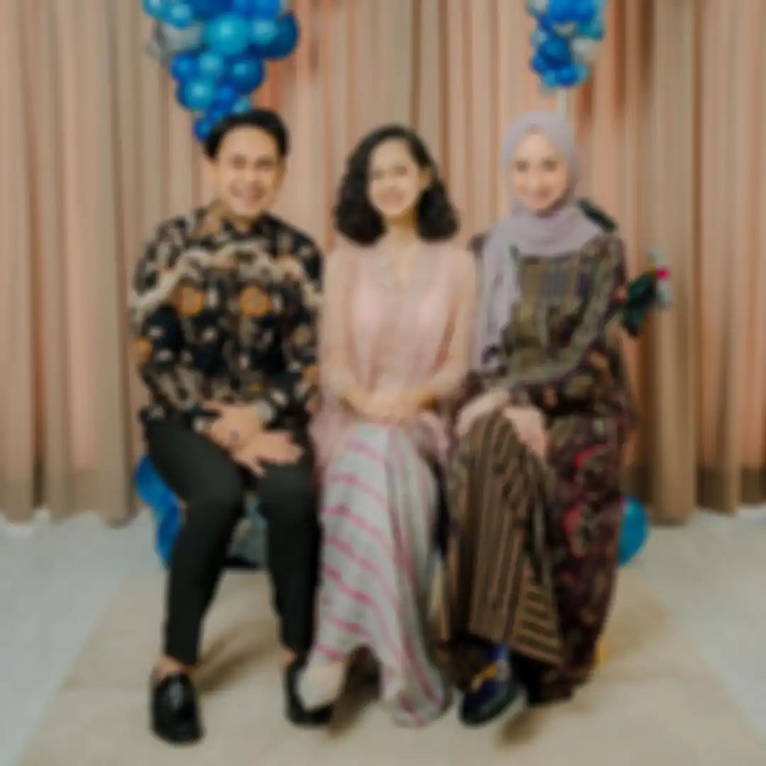 Asila Maisa bersama kedua orang tuanya saat acara kelulusannya di rumah