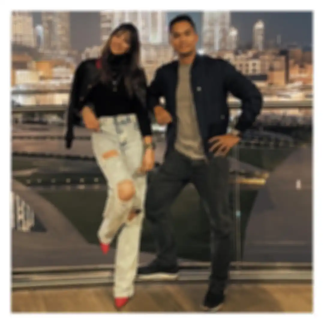 Nia Ramadhani bersama kakak iparnya, Anindya Bakrie. Nia dan suaminya, Ardi Bakrie ditangkap pihak kepolisian terkait kasus dugaan penyalahgunaan narkoba. 