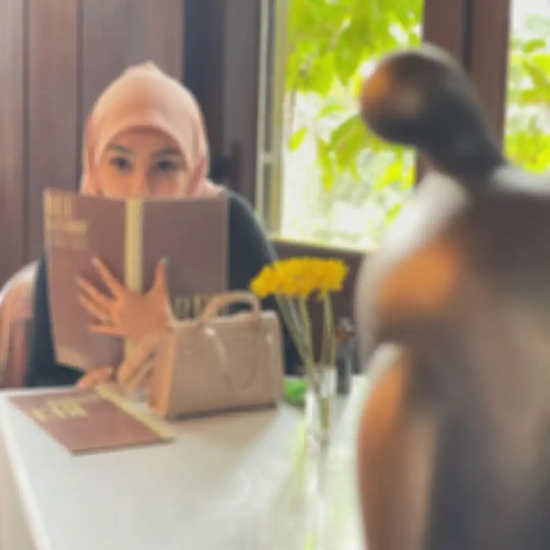 Foto Nadia Christina memakai hijab. Ia menunjukkan wajah dan tubuhnya lebam, yang disebutnya karena ulah Alfath Fathier