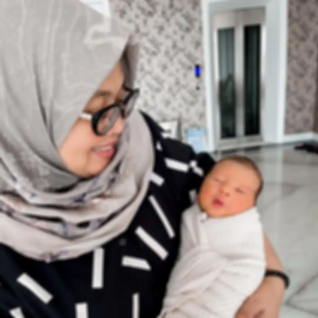 Ibunda Irwansyah menggendong cucunya, Ukkasya Muhammad Syahki. Kondisi ibunda Irwansyah makin drop usai ditinggal pergi kekasih hati.