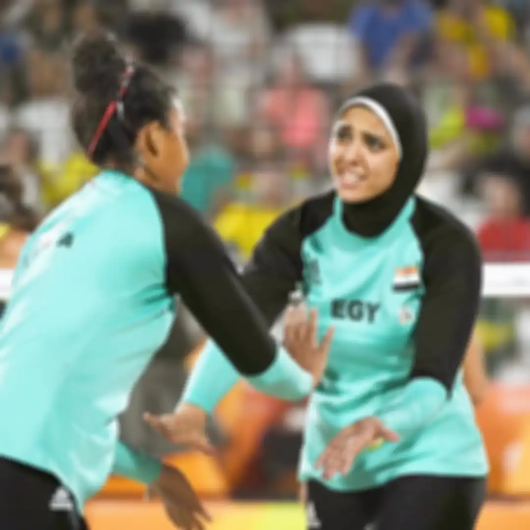 Doaa Elghobashy, pemain voli pantai berhijab asal Mesir in menjadi sorotan saat berlaga di Olimpiade. 