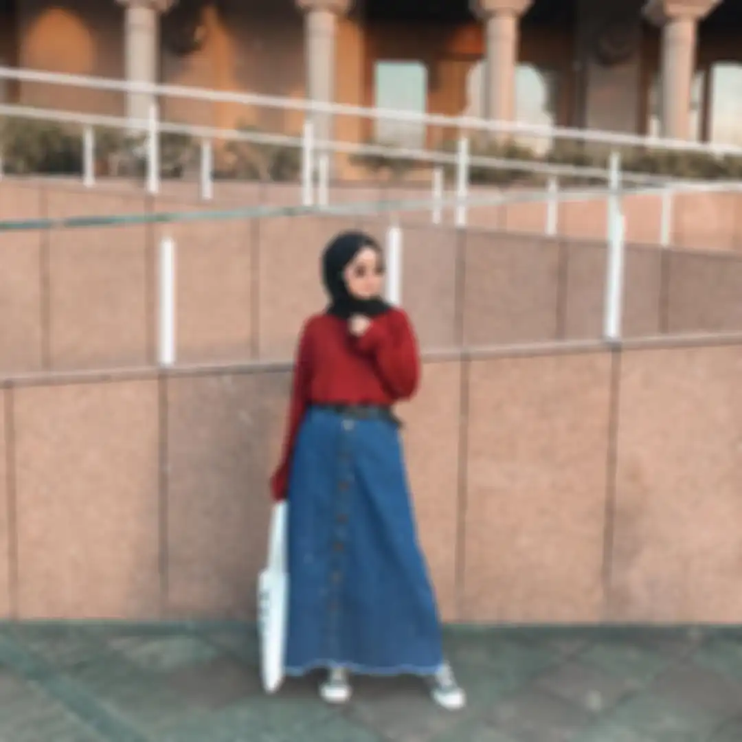 Model rok kekinian yang lagi ngetren buat hijabers: denim skirt