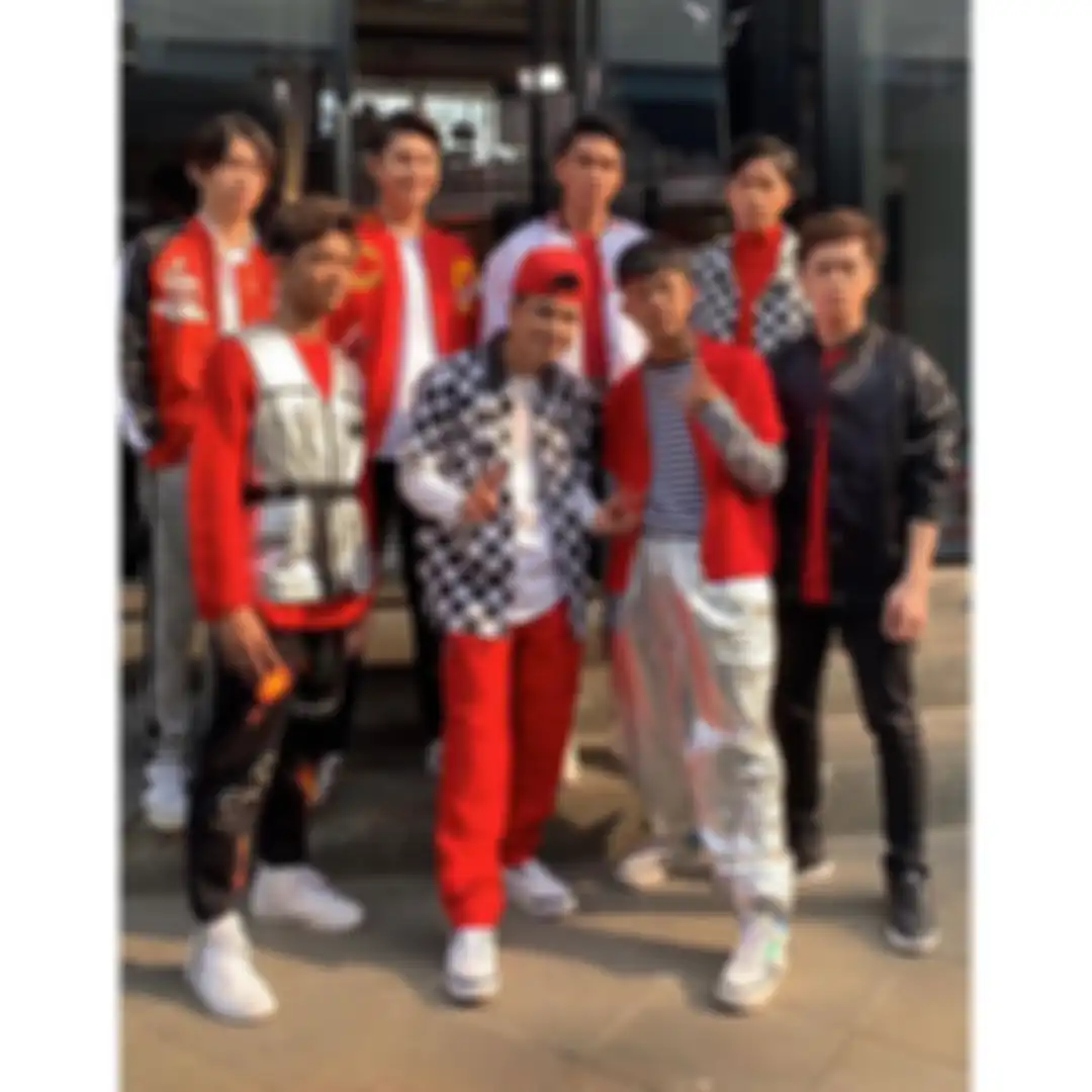 Fashion merah putih hitam ala UN1TY