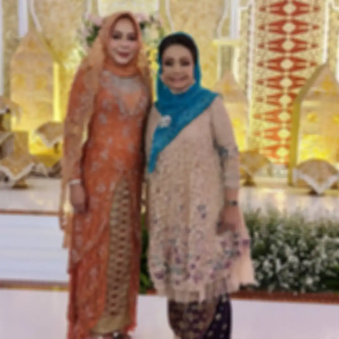Penyanyi senior Elly Kasim (kanan) meninggal dunia. Kepergiannya membuat Rizky Billar berduka.
