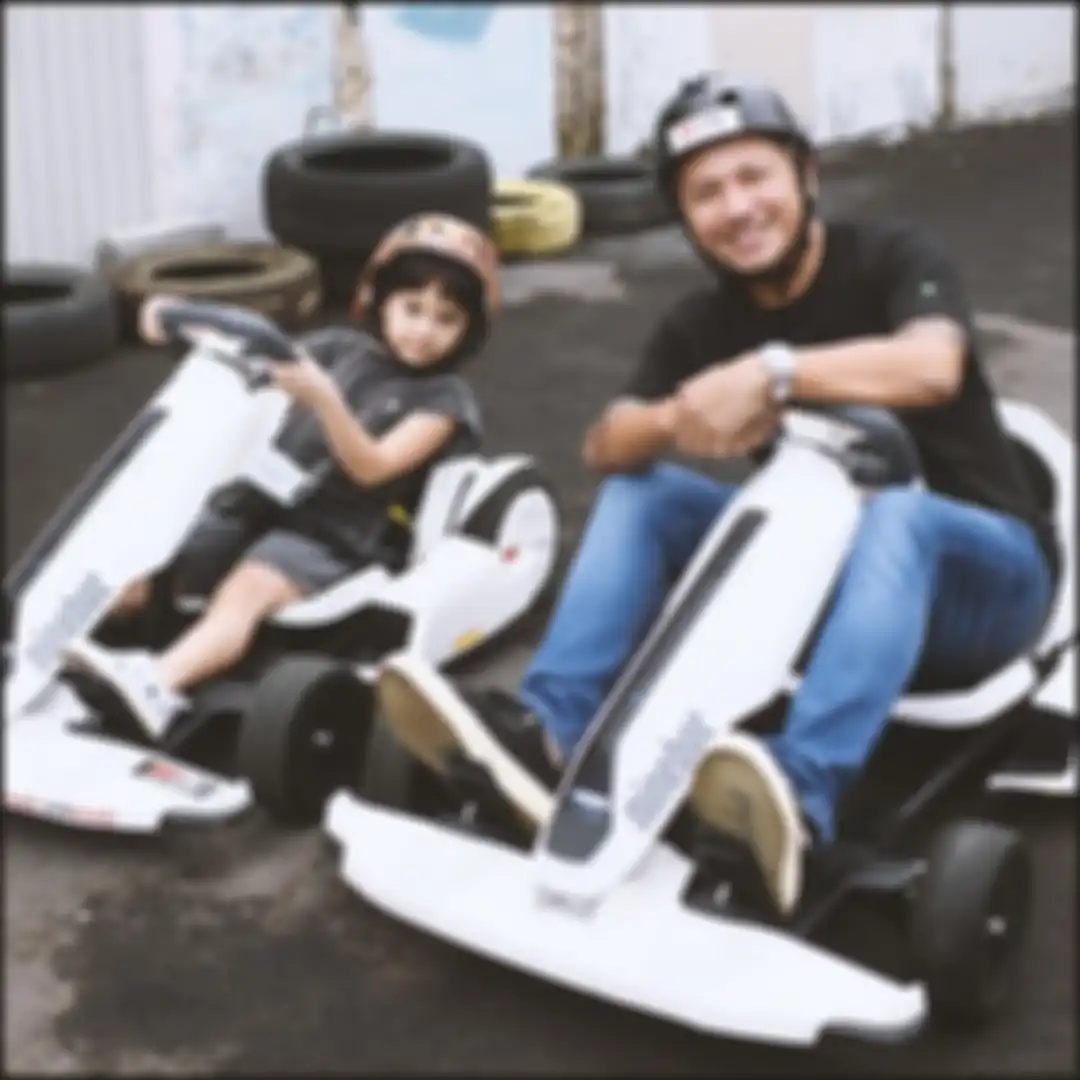 Foto Gading Marten bersama Gempi saat bermain gokart. Gading Marten balas komentar Gisel, netizen minta Wijin mundur.