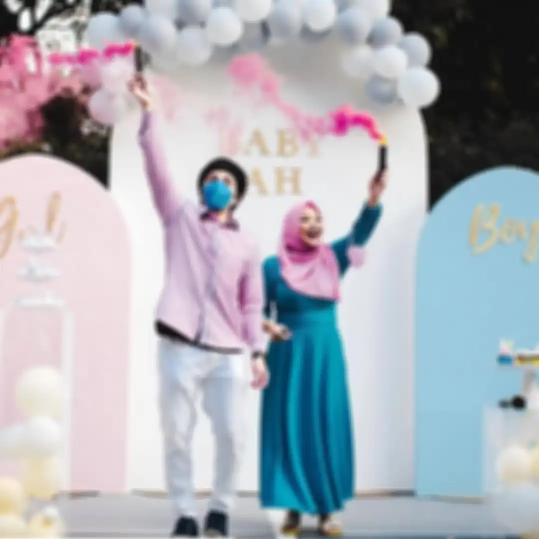 Raul Lemos bersama Krisdayanti dan kedua anak mereka. Dalam unggahan terkini, Raul Lemos mengunggah foto Aurel yang merayakan hamil 3 bulan bersama Atta Halilintar. 