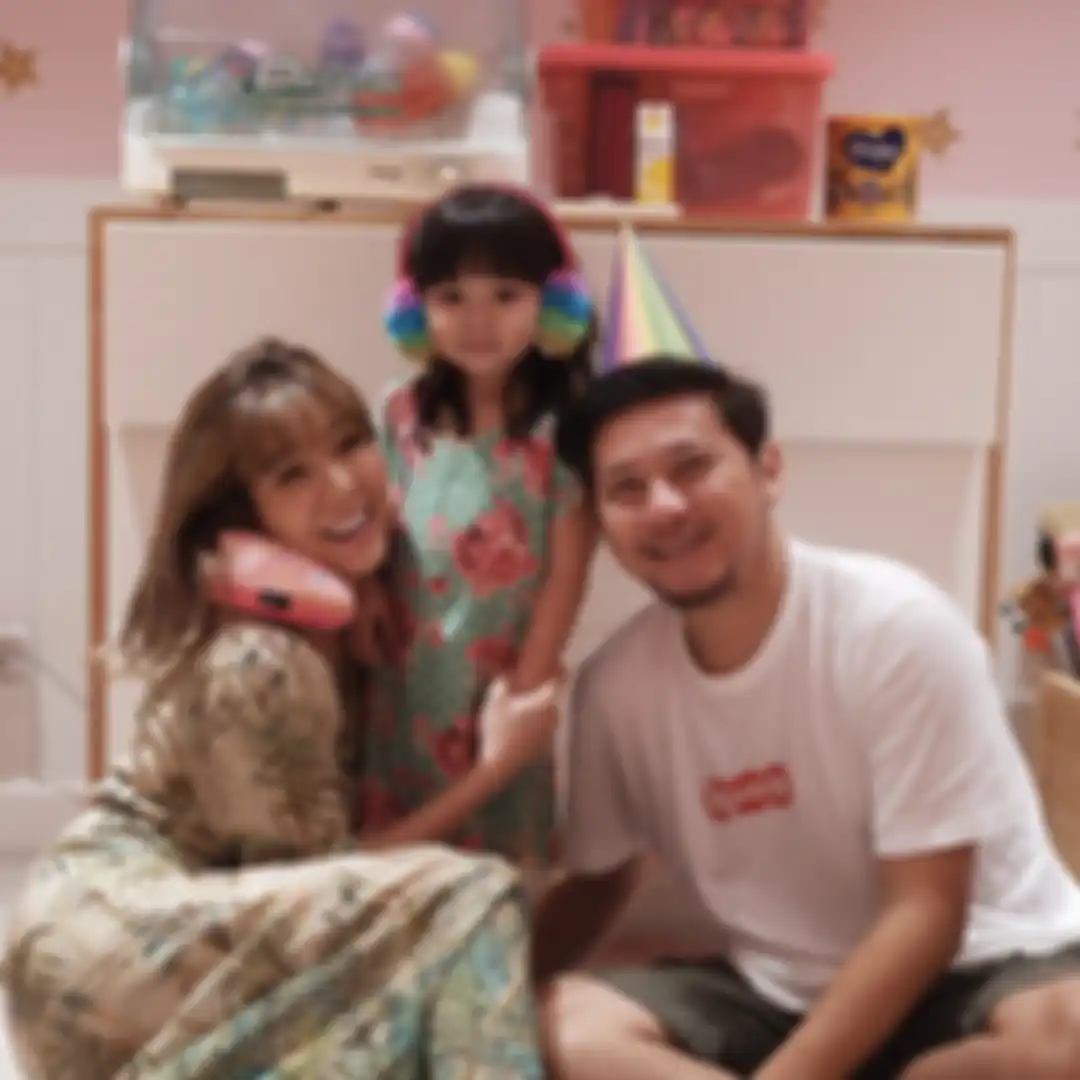 Foto Gisel yang memeluk erat Gempi dan Gading Marten bikin salfok netizen.
