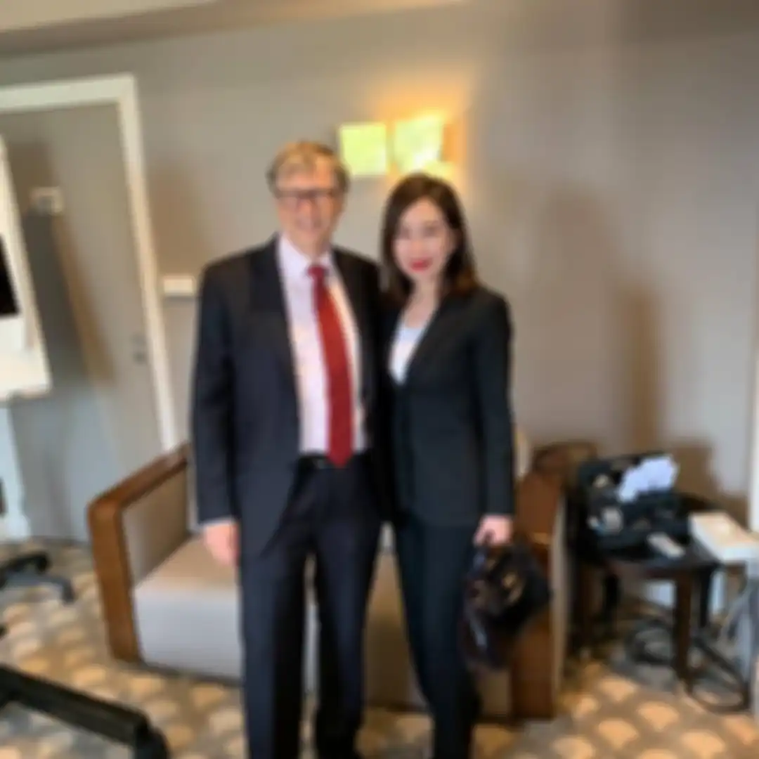 Ini foto istri Dato Sri Tahir yang bikin outlet fashion untuk tujuan mulia. Rosy Riady berpose bersama Bill Gates.