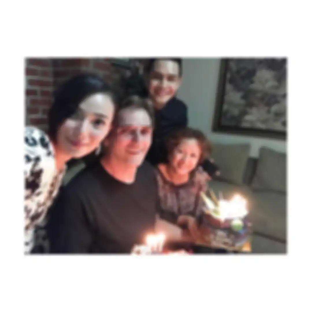 Meskipun mengaku kecewa menantunya tak berani ambil risiko, foto ayah Asmirandah liburan bareng dengan putrinya disorot. 
