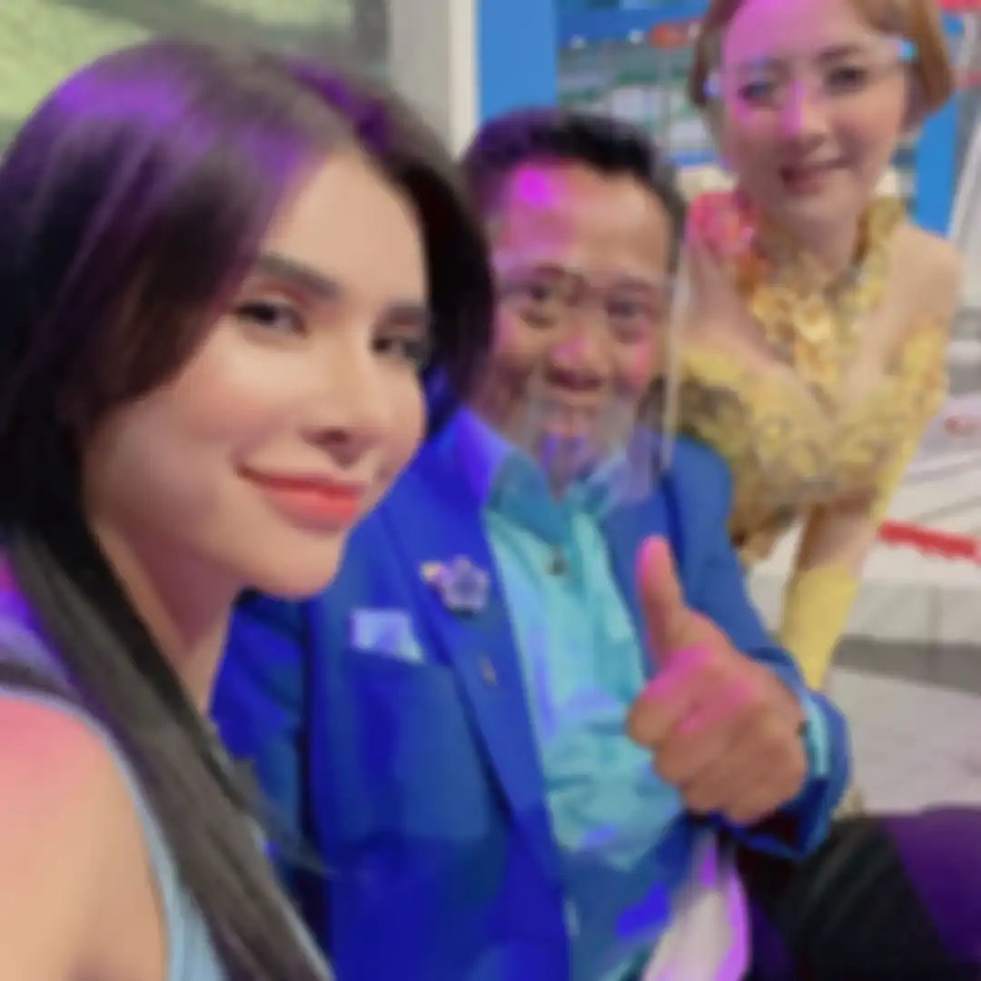 Sebelum dilarikan ke rumah sakit, Tukul Arwana masih sempat mengunggah foto bareng wanita cantik di akun Instagram pribadinya. 