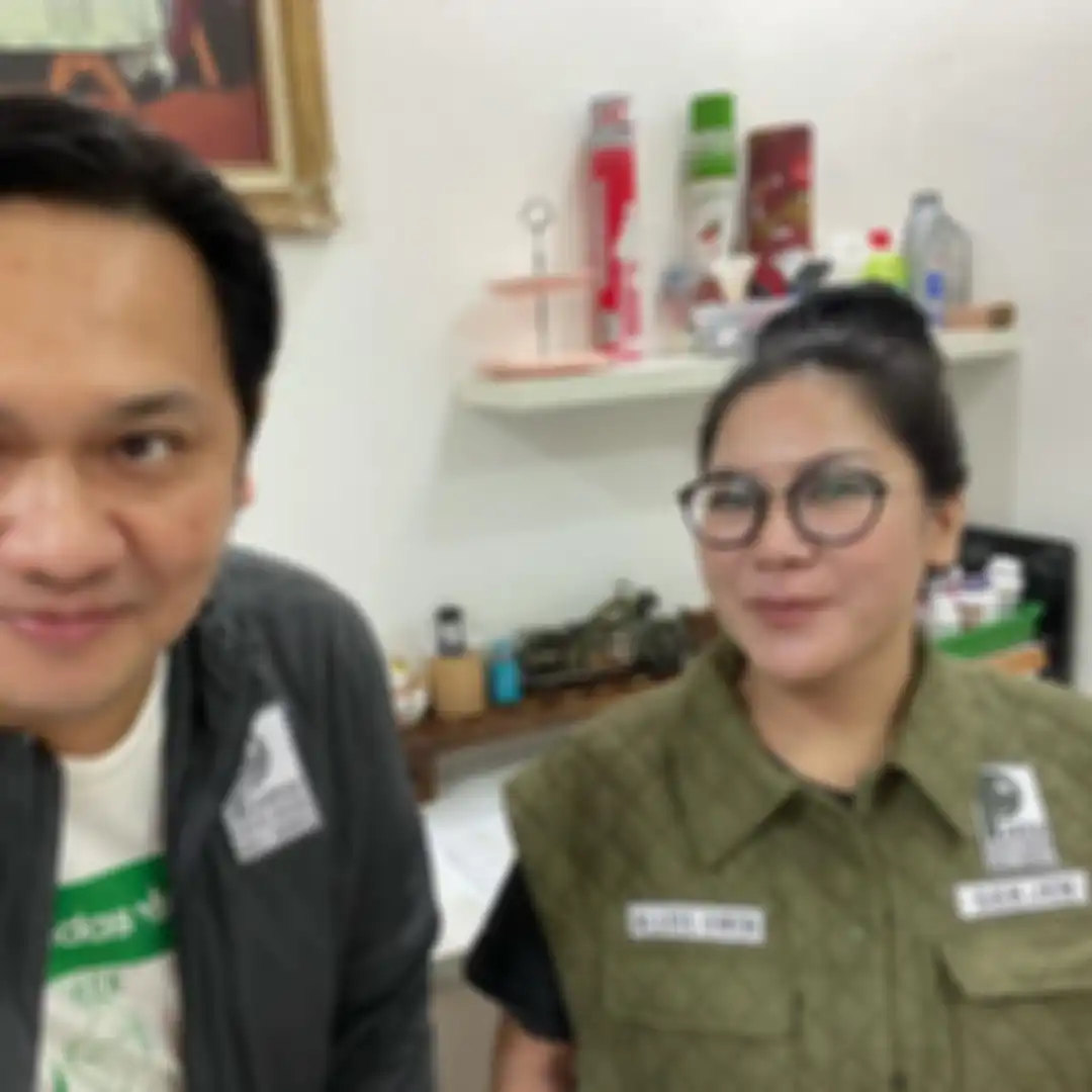 Foto Farhat Abbas bareng dr Lois Owen jadi bahan ledekan netizen di akun Instagram pribadi mantan suami Nia Daniaty ini.