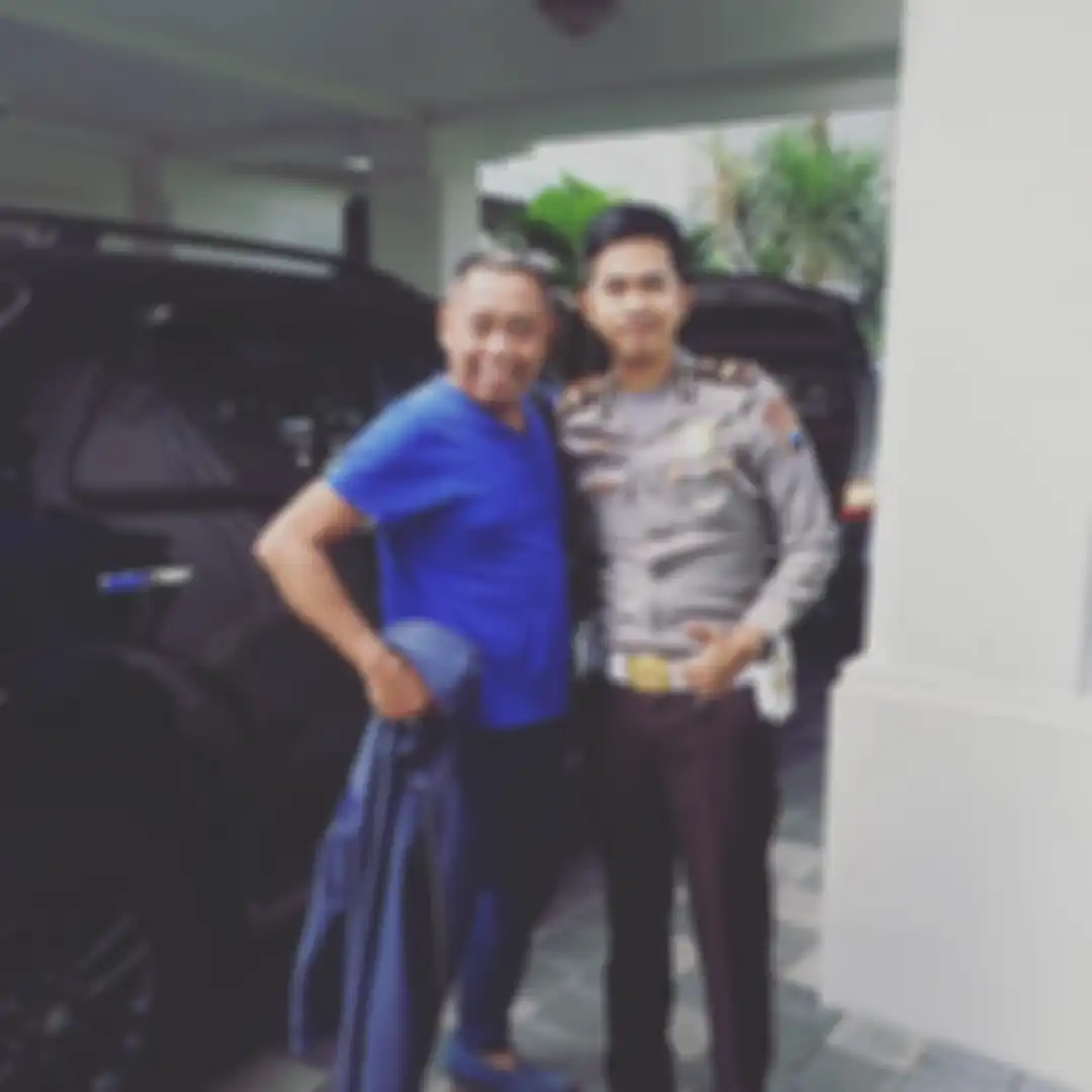 Foto keluarga Tukul Arwana sebelum istrinya meninggal bikin terharu. Ini alasan Tukul Arwana angkat Ega Prayudi jadi anak sulungnya. 
