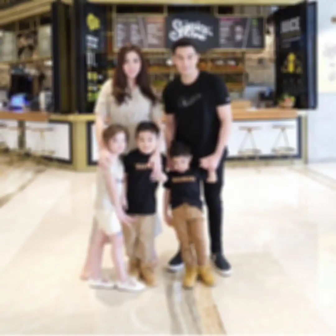 Kronologi suami Dhena Devanka pindah agama terungkap. Foto Jonathan Frizzy rayakan lebaran bareng Dhena Devanka sudah bikin bahagia.
