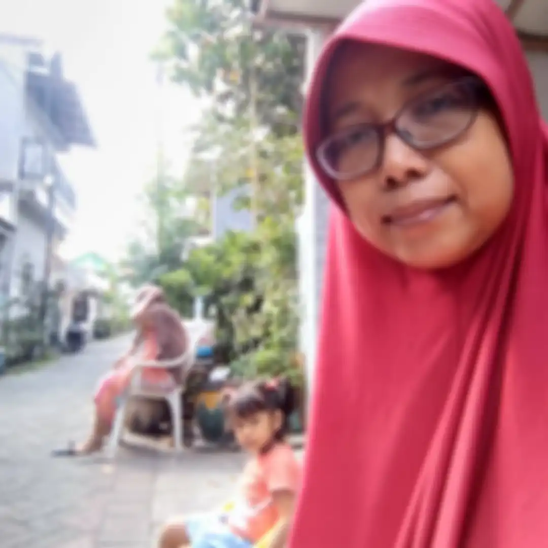 Foto wanita berhijab yang ngotot laporkan Lesti Kejora dan Rizky Billar ke polisi muncul di media sosial. 