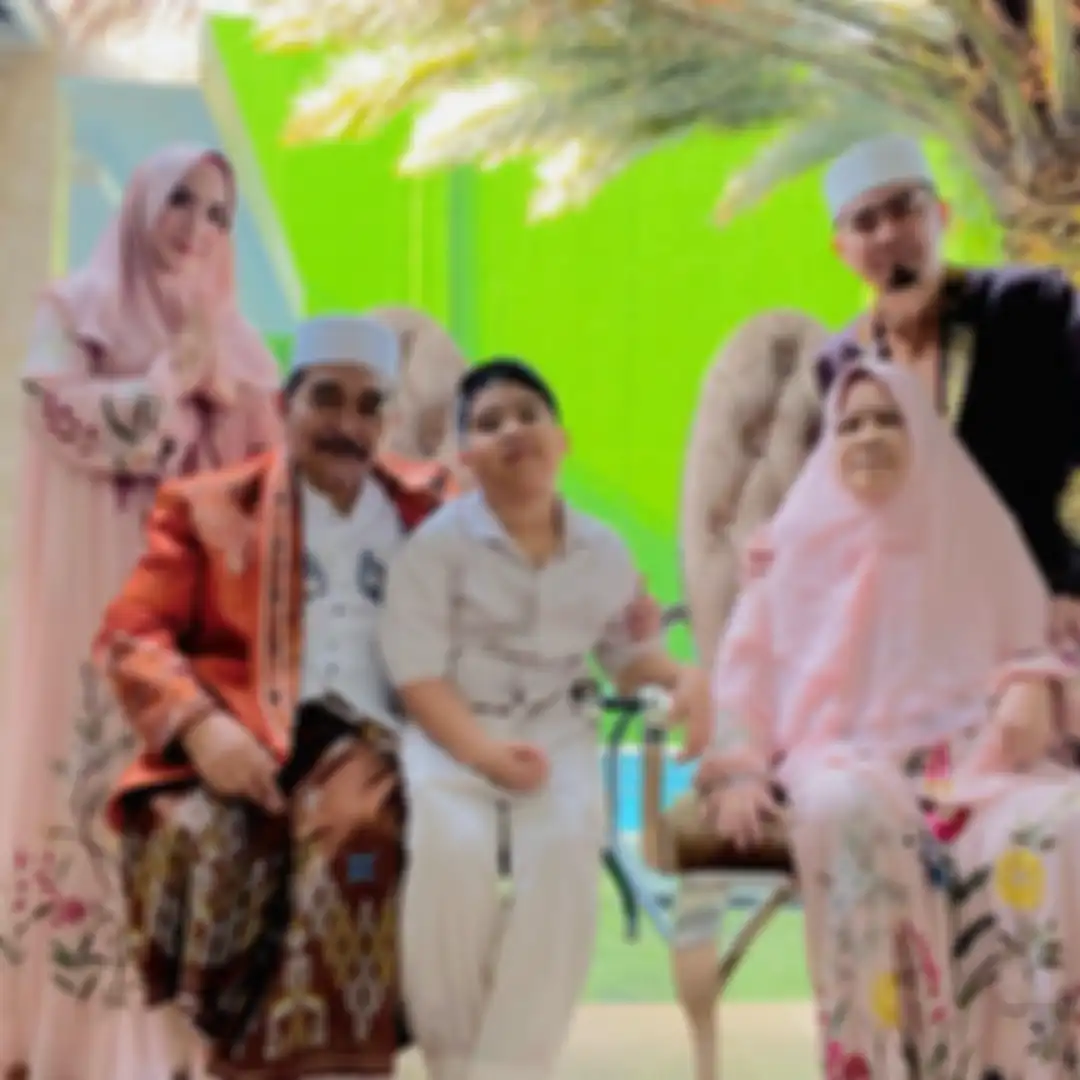 Foto Ustaz Solmed menangis tersedu di pelukan sang istri banjir doa dari netizen