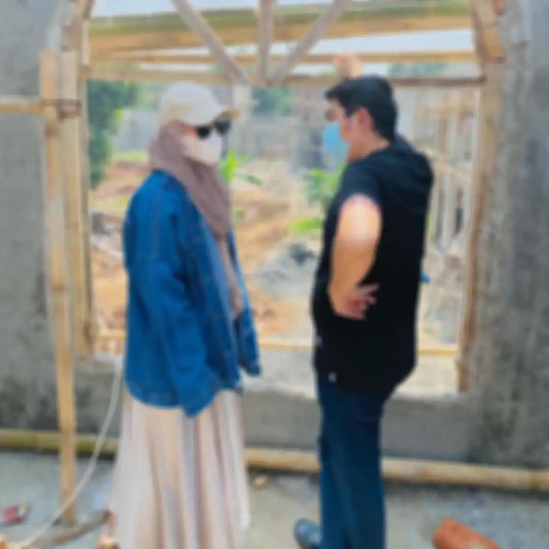 Foto Ustaz Solmed menangis tersedu di pelukan sang istri banjir doa dari netizen