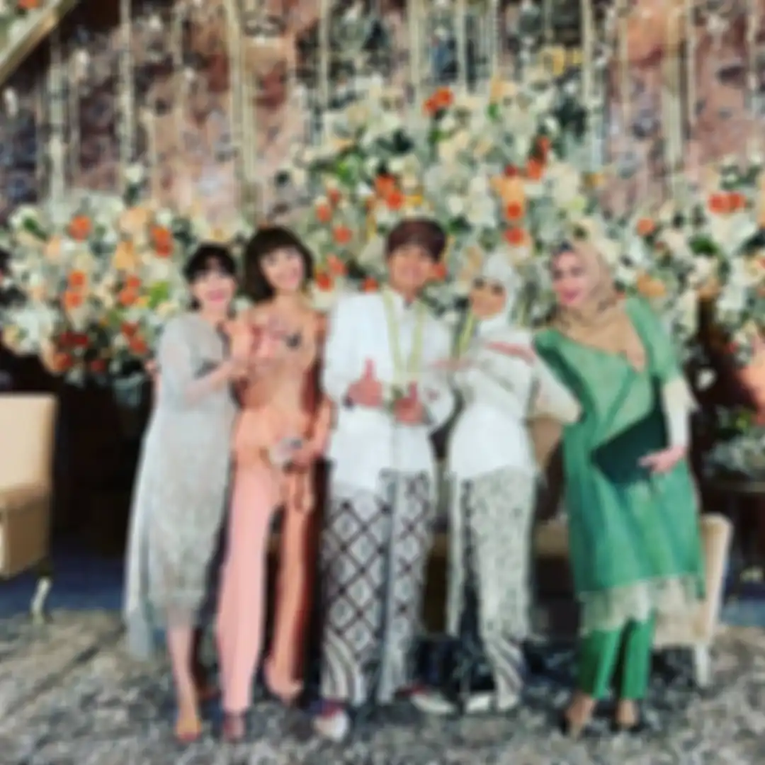 Dina Lorenza (paling kanan) bersama Cut keke dan Windy saat mengadiri respesi pernikahan Lesti Kejora dan Rizky Billar.