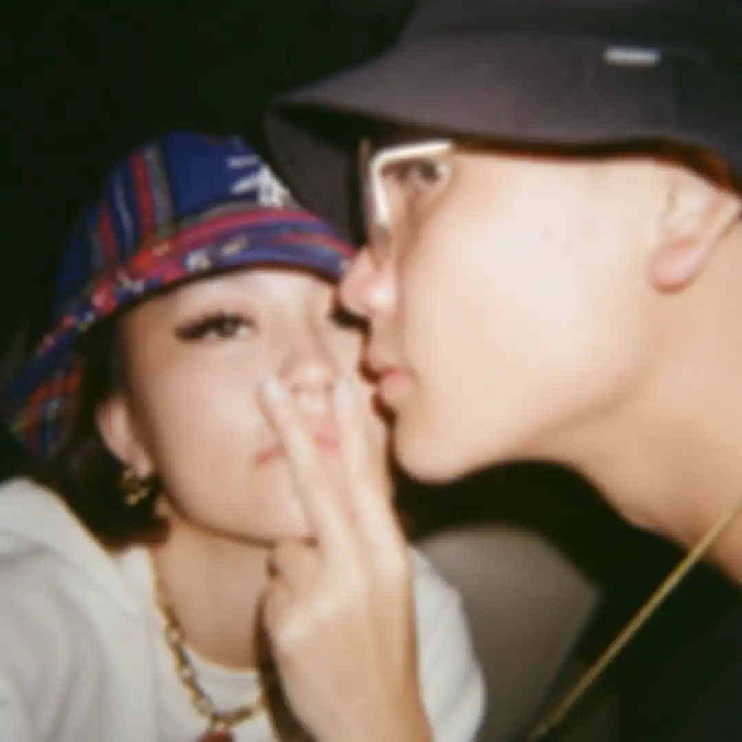 Kini, foto ibunda berhijab dikasihini netizen. Pemicunya, Adam Rosyadi digeruduk isu pindah agama. Pacar Agnez Mo beri respons begini.