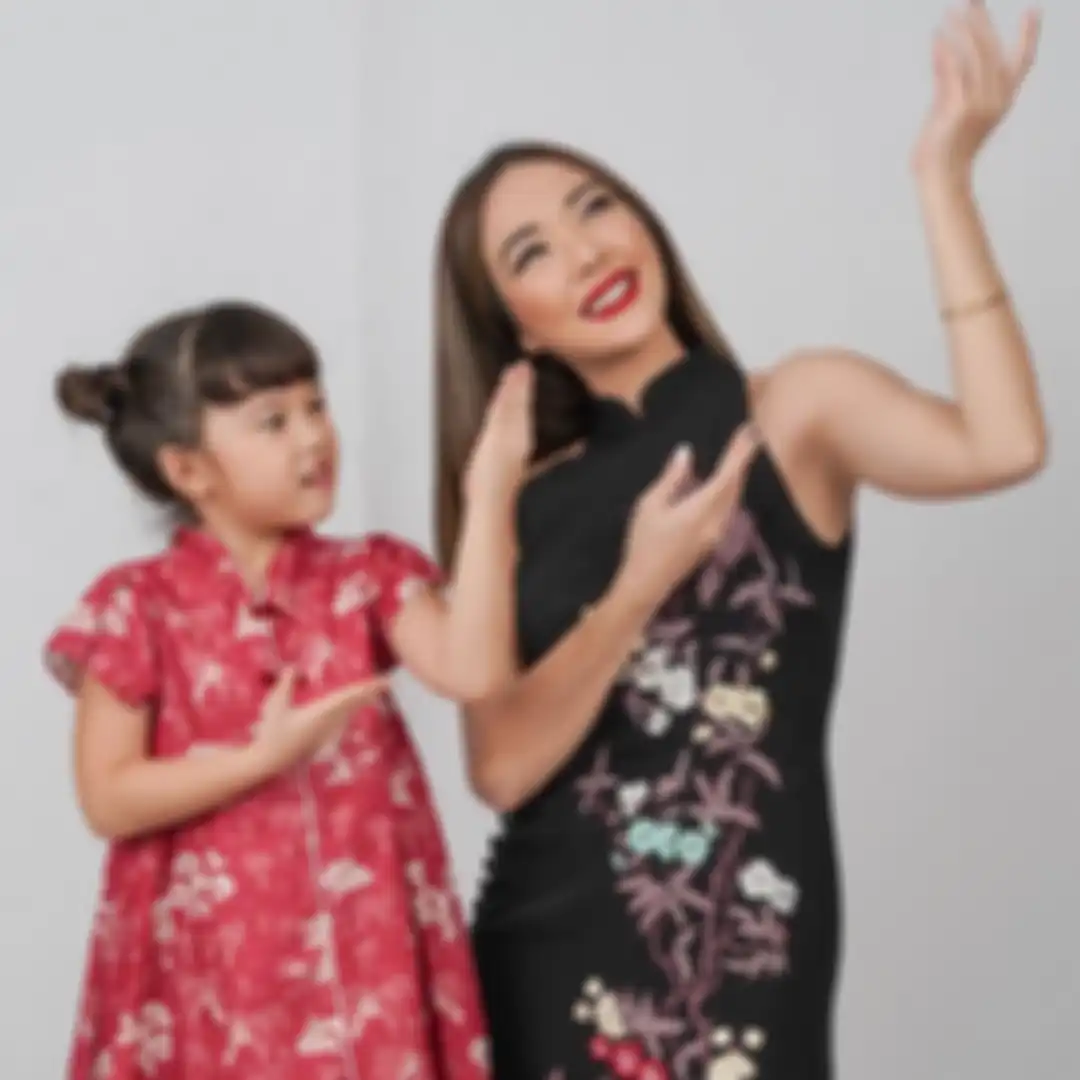 Dalam foto Gisel pamer baju lawas Wijin itu, ibunda Gempi bicara isi hatinya di Tahun Baru Imlek. Tampang kekasihnya malah bikin salfok.