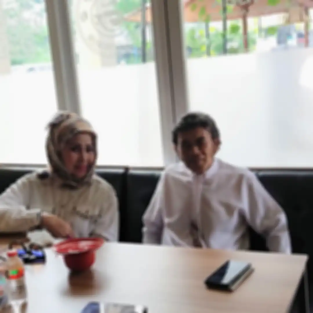 Umi Elvy Sukaesih berfoto dengan raja dangdut Rhoma Irama.