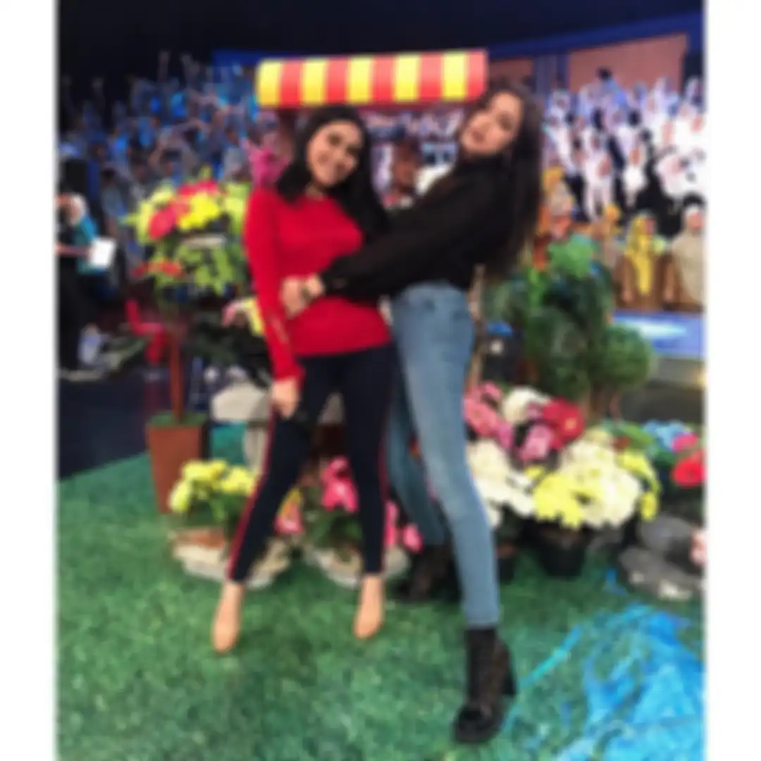 HubunganJessica Iskandar dan Ayu Ting Ting sempat memanas. Rupanya, ini deretan kelakuan Jedar yang bikin ibunda Bilqis sakit hati.