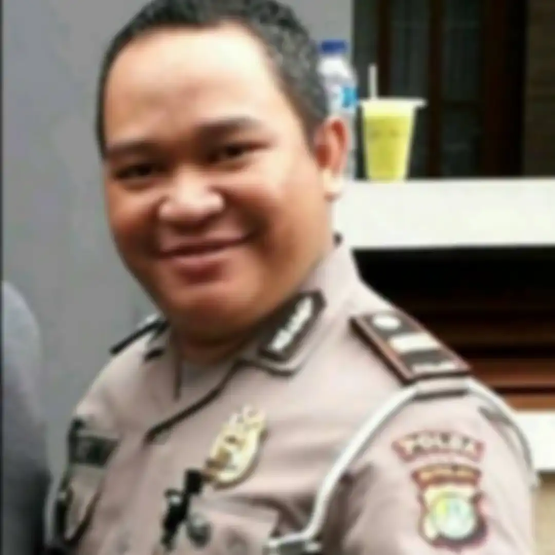 Foto anggota polisi yang tergeletak tak berdaya di Tol Cikampek tersebar luas di media sosial. AKBP Argo Wiyono menjelaskan kronologinya.