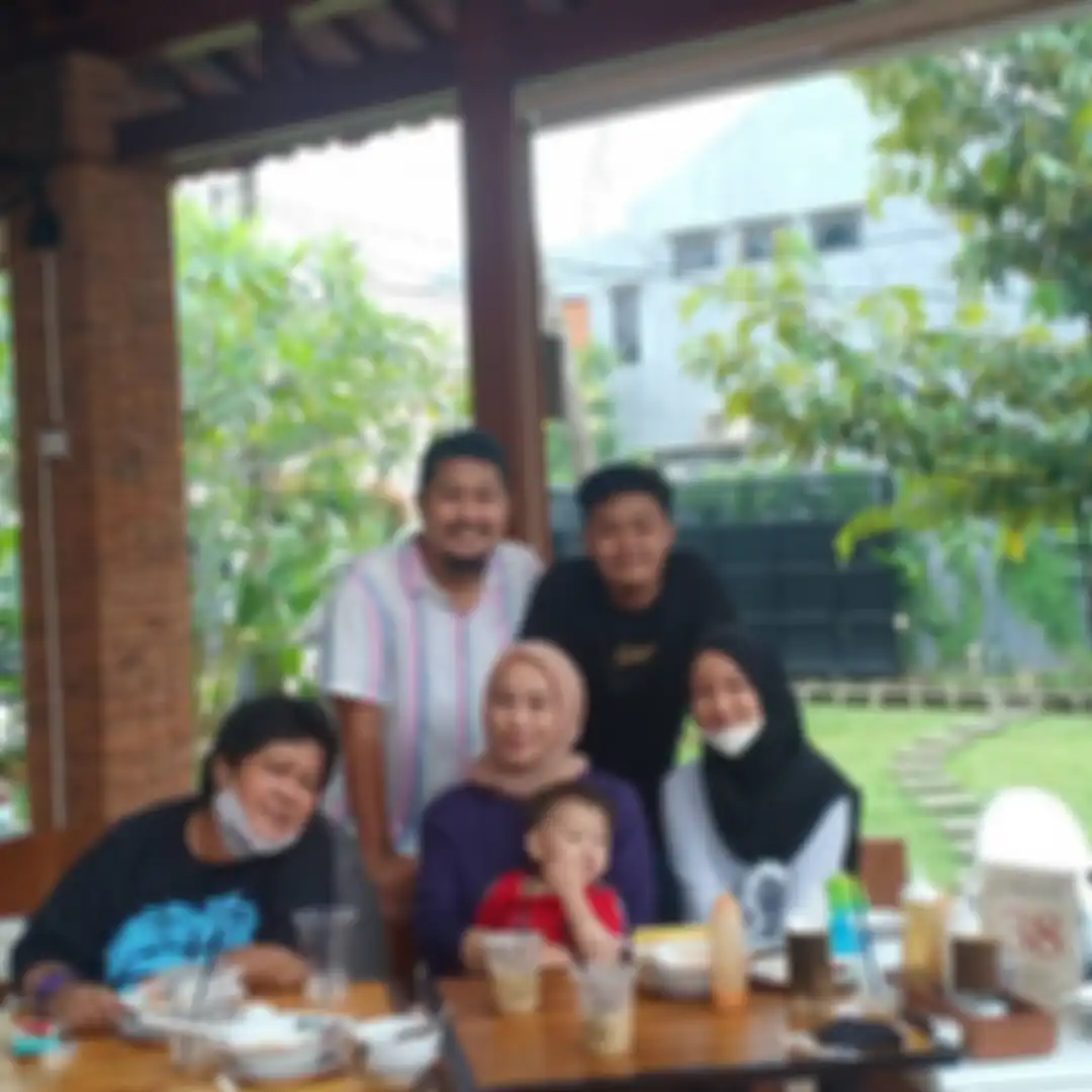 Di akun Instagram pribadinya, Suti Karno kerap mengunggah foto dirinya berkumpul dengan anak, menantu, dan cucu.