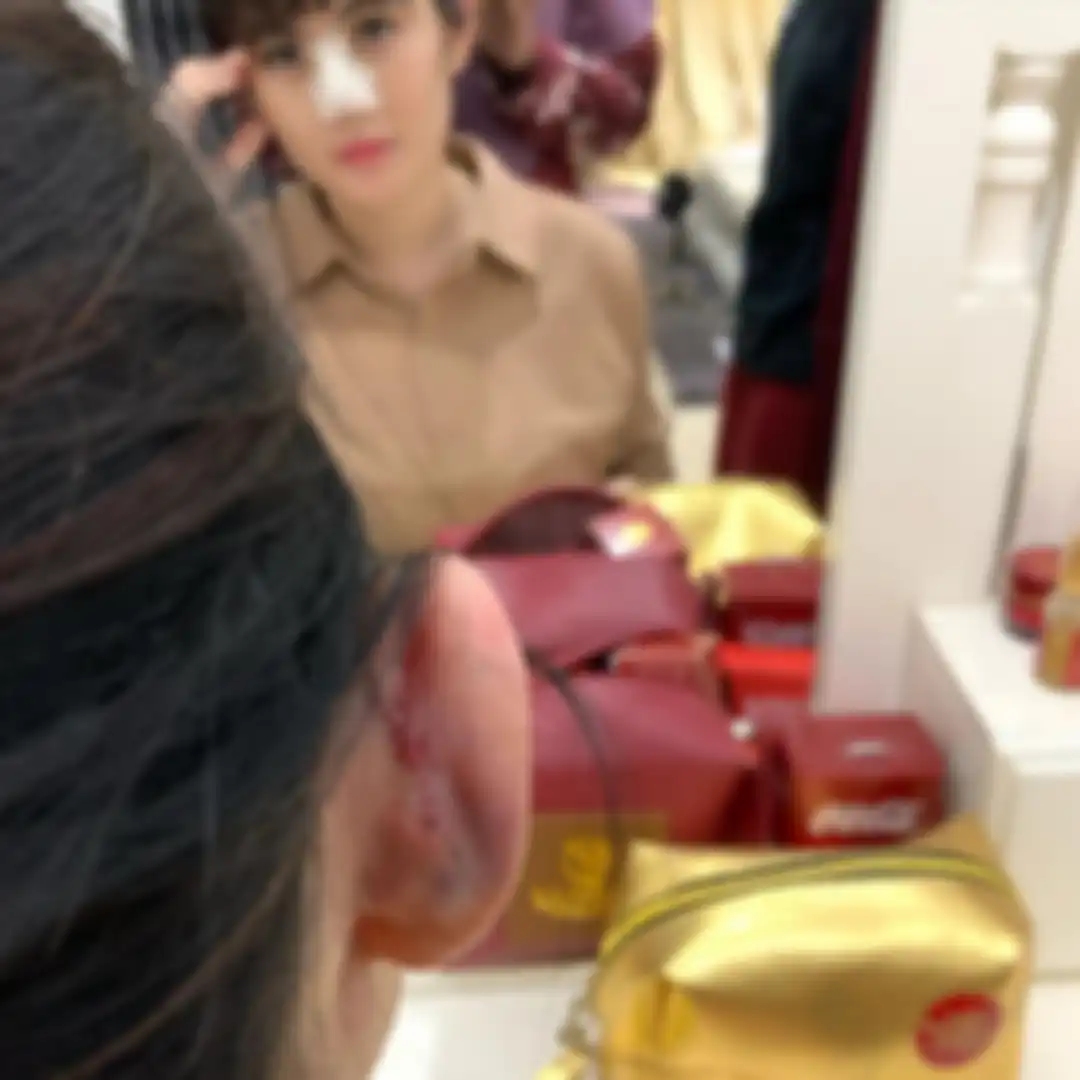 Artis yang sempat diajak bunuh diri ini sengaja membagikan foto implan operasi hidung yang jebol itu di akun Instagram pribadinya. 