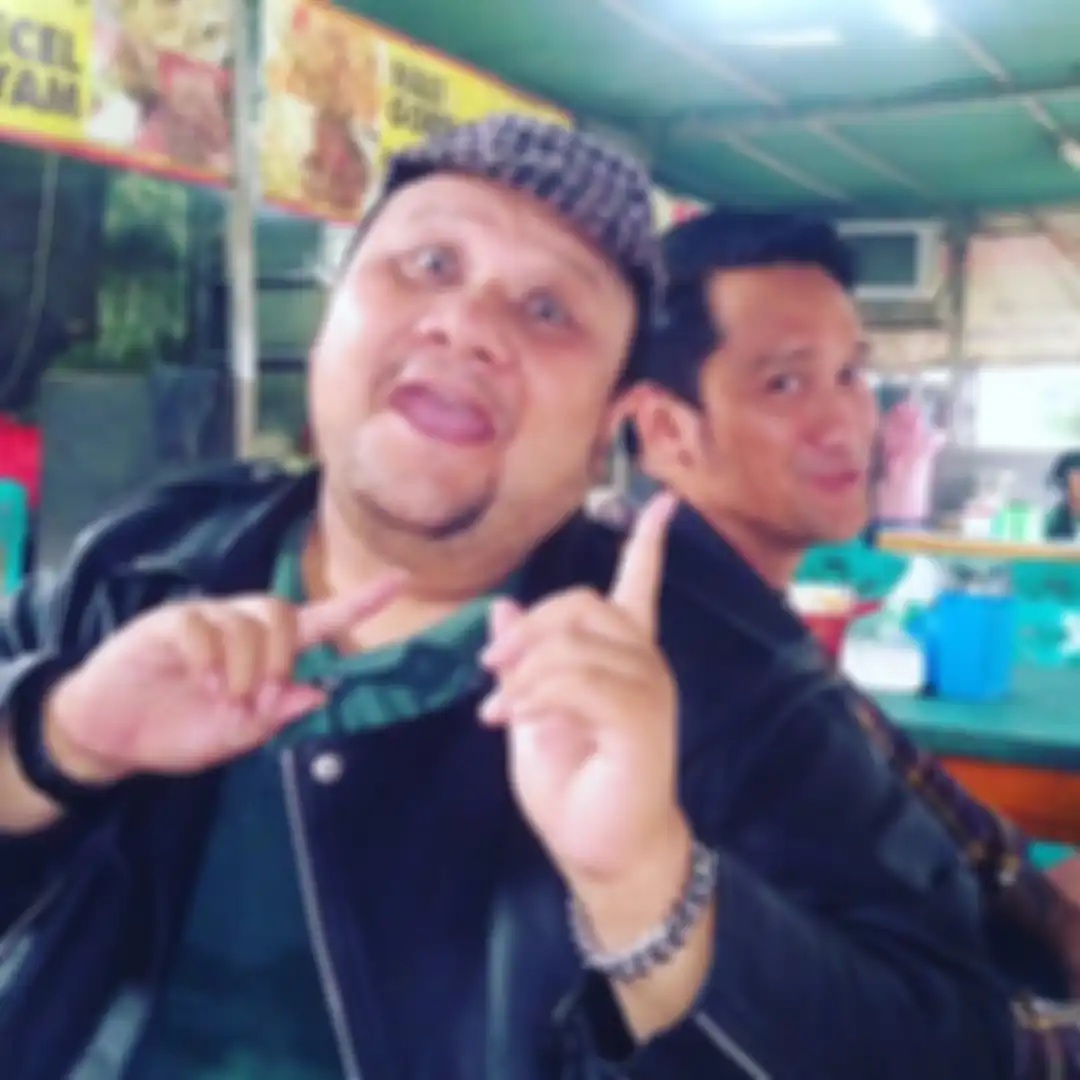 Mengiringi foto duka itu, Tora Sudiro menceritakan memori manis yang pernah dilaluinya bersama Rony Dozer. Rency Milano syok.