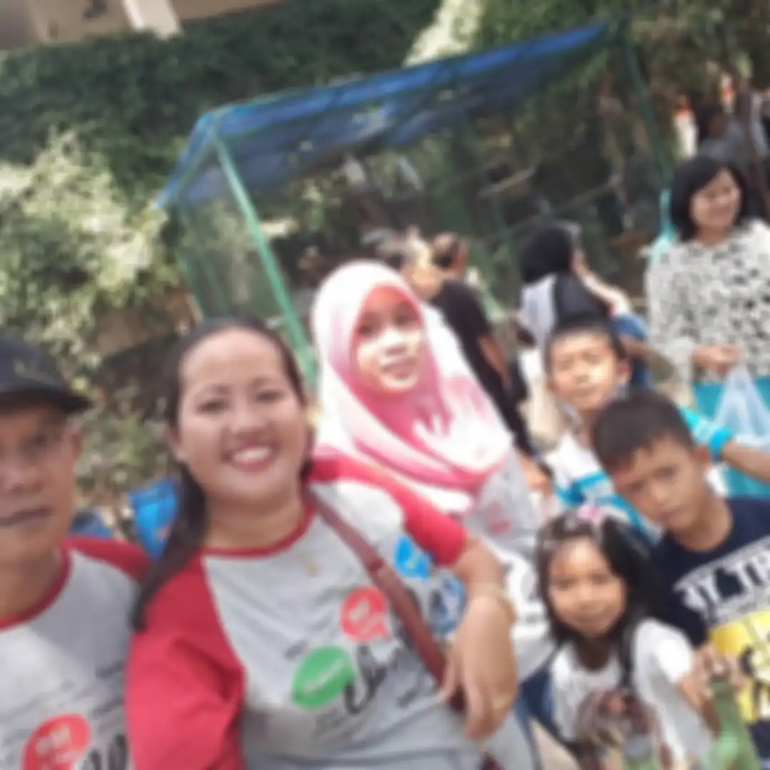 Foto tampang asisten rumah tangga (ART) ibunda Nirina Zubir yang bernama Riri Khasmita digeruduk netizen di media sosial.
