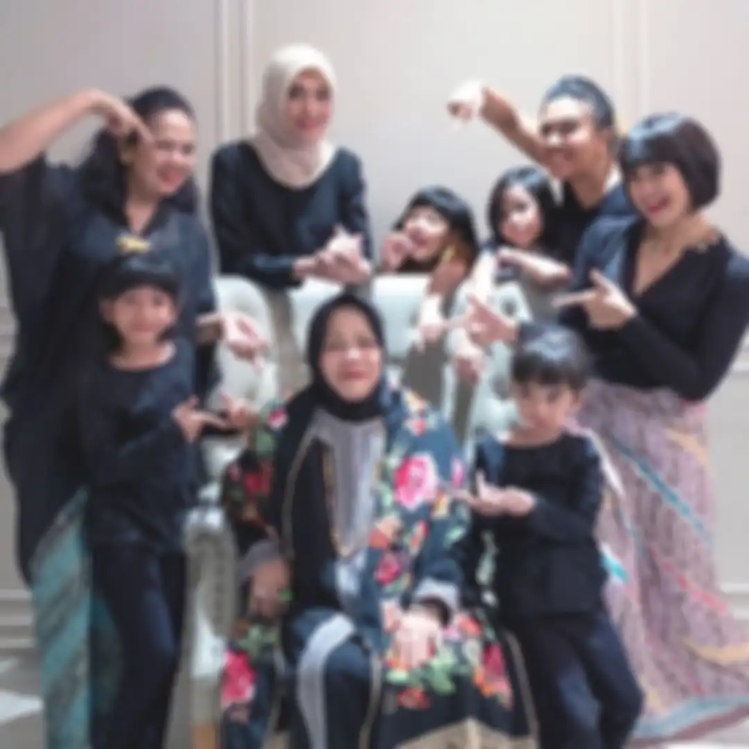 Dua tahun setelah kepergian ibunda, Nirina Zubir kembali dirundung duka. istri Ernest Cokelat tersandung kasus ini hingga masuk kantor polisi.