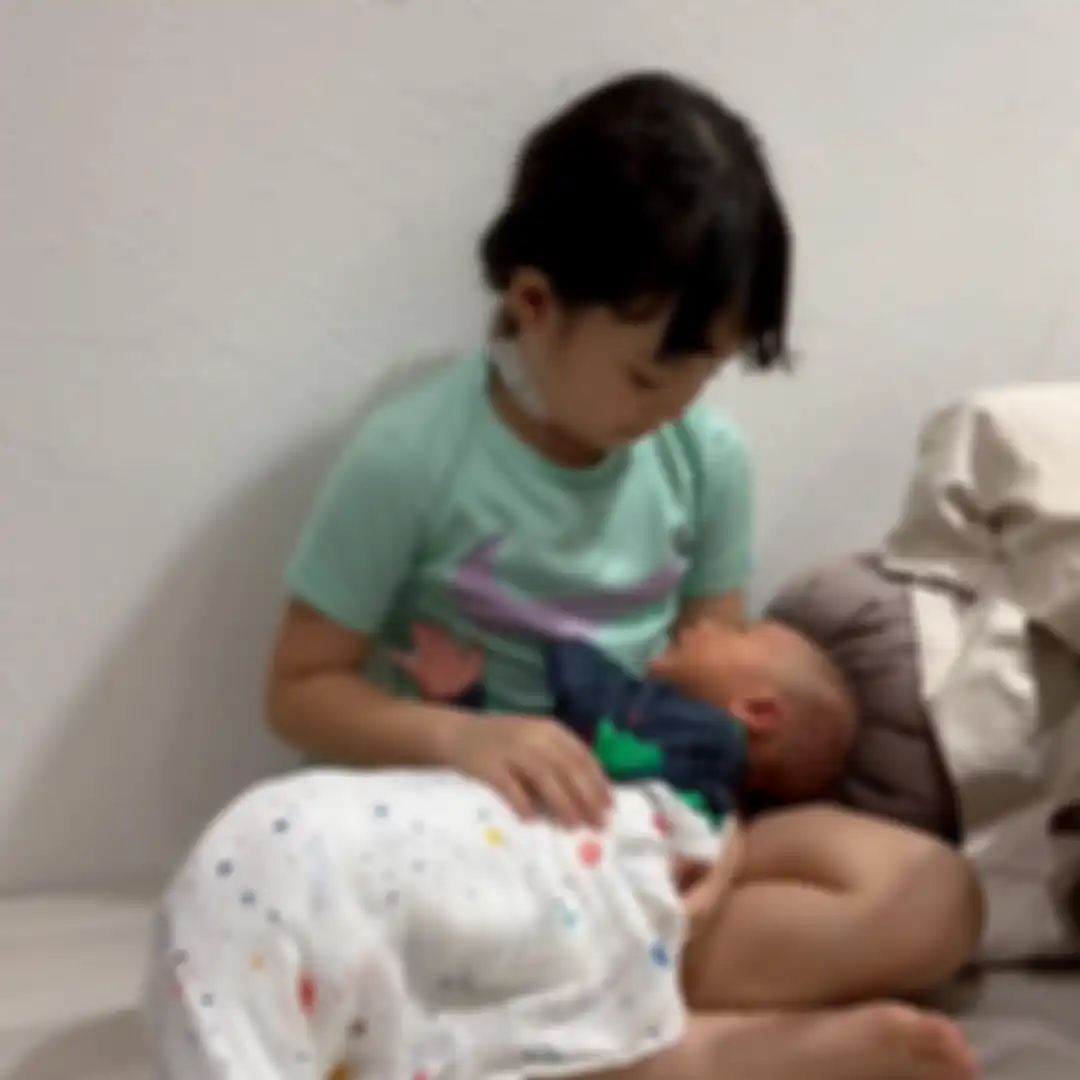 Netizen langsung berebut komentar di foto Gempi menimang adik Rafathar. Mereka begitu bahagia melihat Gempi yang sudah semakin besar. 