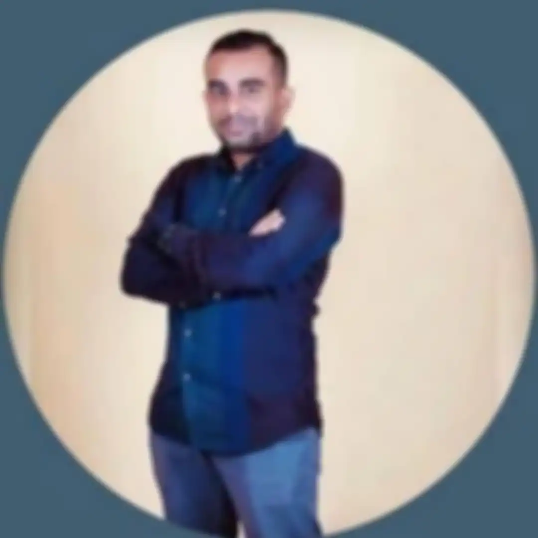 Istri dosen Unsri Reza Ghasarma menyesalkan foto keluarga mereka beredar di media sosial. Dia mengaku kecewa karena suaminya dihujat.
