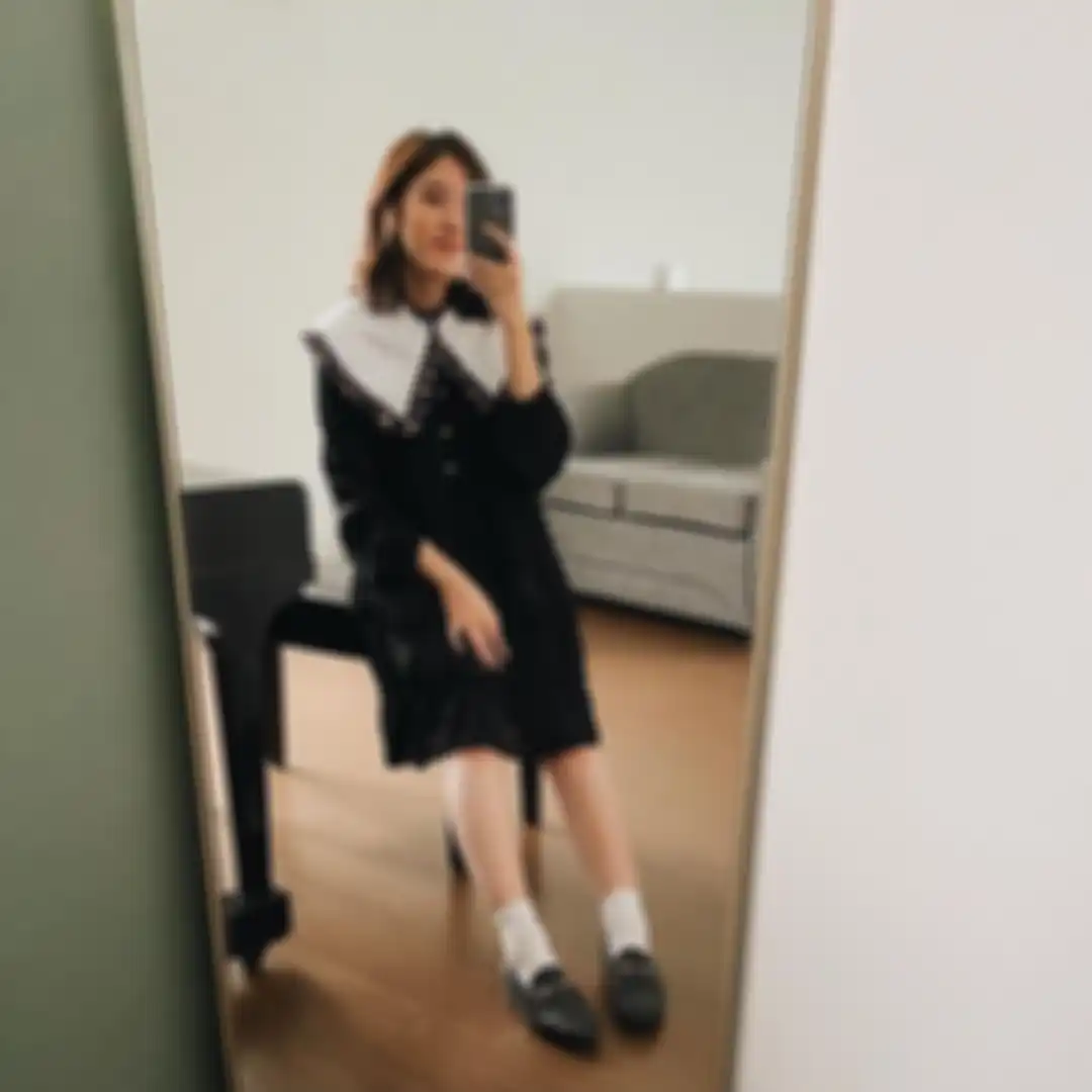 Gaya kasual Ify Alyssa pakai 1 model loafers.